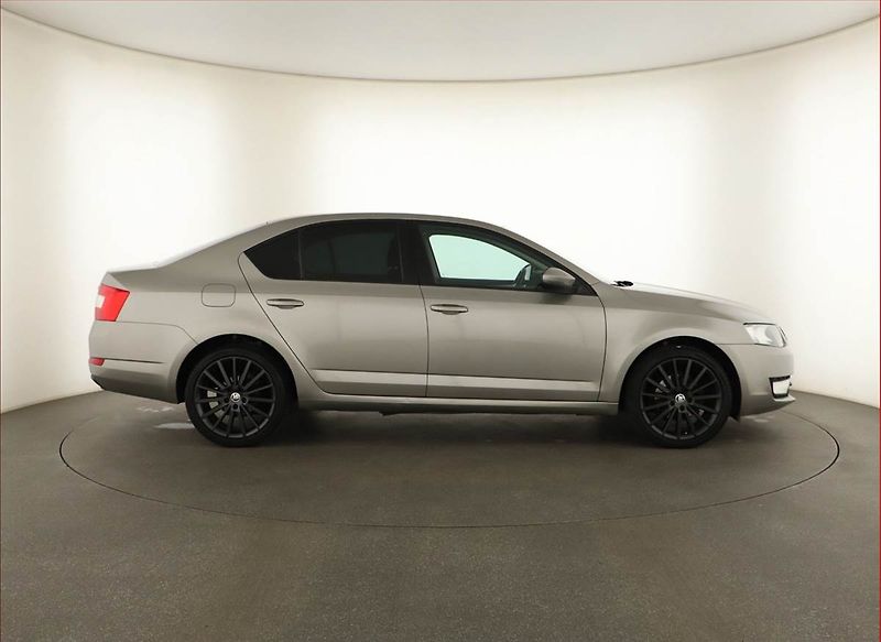 Škoda Octavia (2016) Ambition Plus 1.0 TSI - fotka 6 z 14