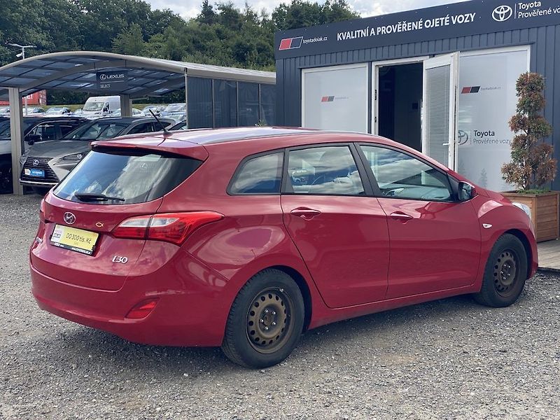 Hyundai i30 1.6i, ČR, manual, 2x kola - fotka 7 z 14