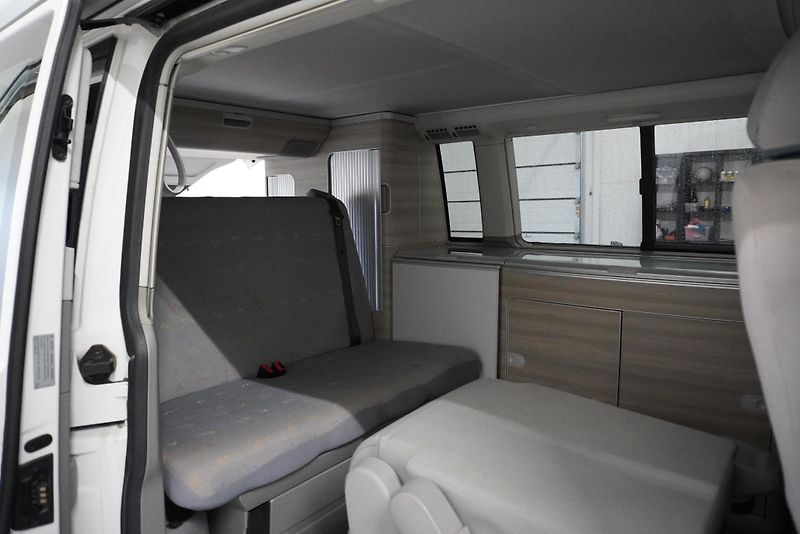 Volkswagen Transporter 2.0TDi CALIFORNIA kuchyň/spaní - fotka 34 z 37