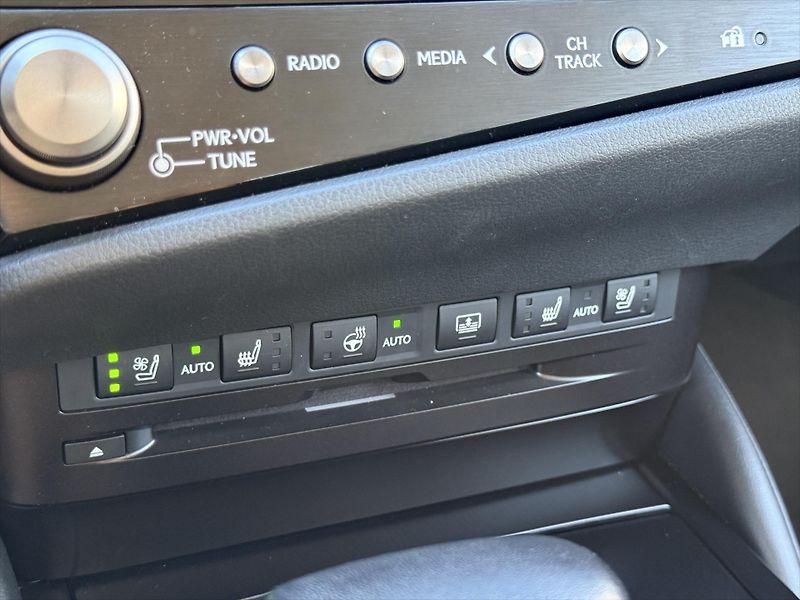 Lexus ES 300h 2,5 Prestige  ES - fotka 17 z 19