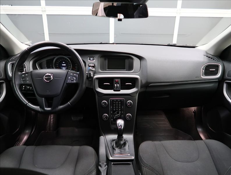 Volvo V40 2,0 D AT - fotka 12 z 22