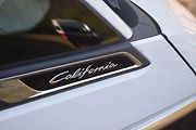 Označení California je na voze téměř všudypřítomné