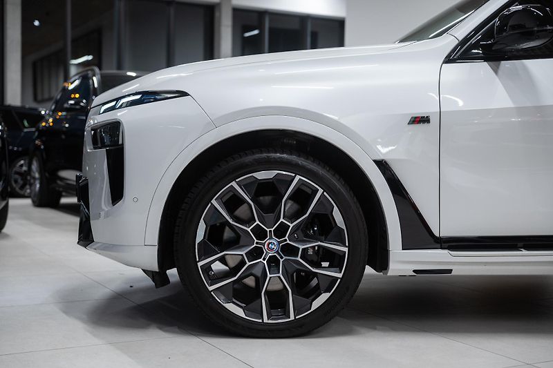 BMW X7 (2023) 40D 250KW M-SPORT MASÁŽE TAŽNÉ - fotka 10 z 49