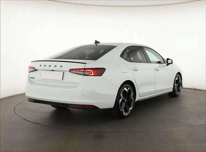 Škoda Superb (2025) 2.0 TDI, SPORTLINE, KAMERA - fotka 5 z 20
