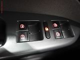Volkswagen Touran (2011) 1.6 TDi, autoAC, temp - náhled 14