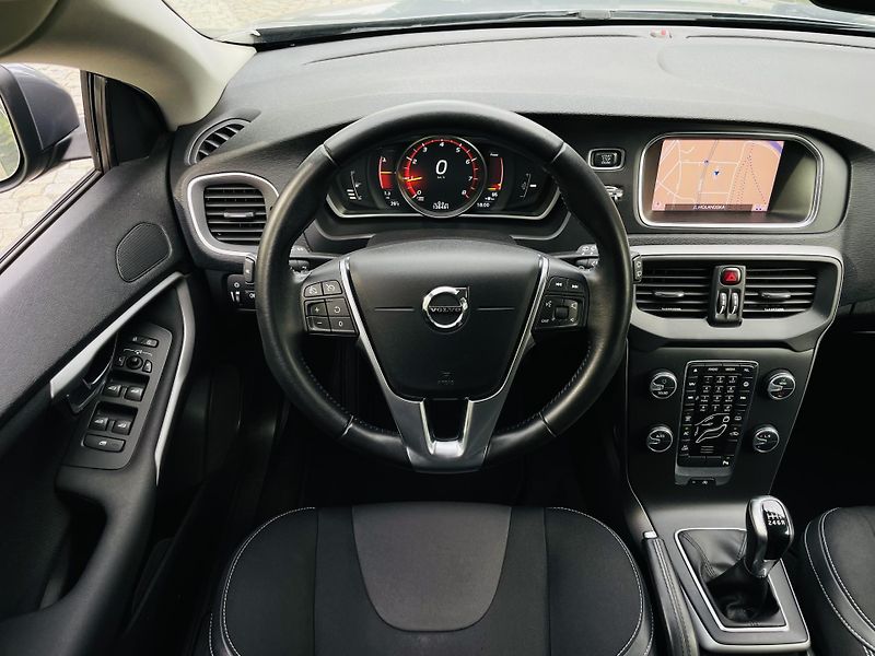 Volvo V40 2.0i MANUÁL KAMERA SERVISKA - fotka 24 z 45