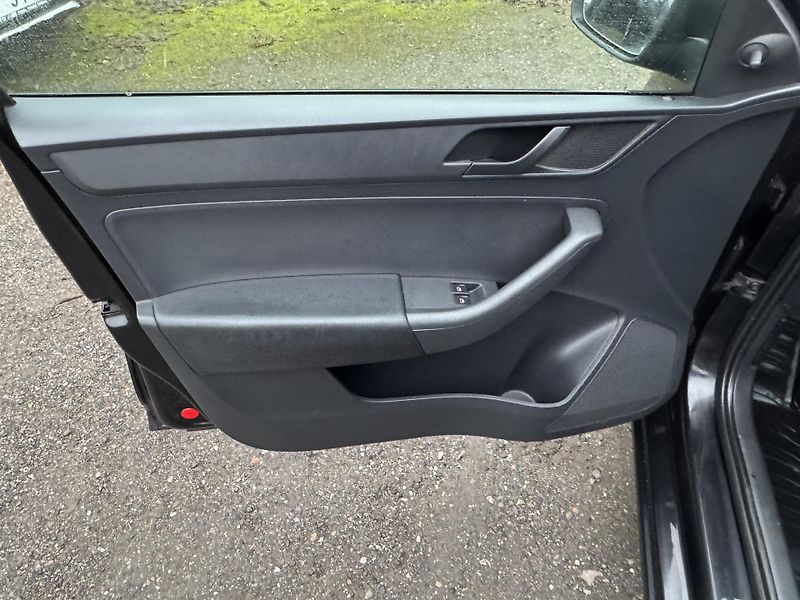 Škoda Rapid 1.2 TSI PARKTRONIC - fotka 13 z 17