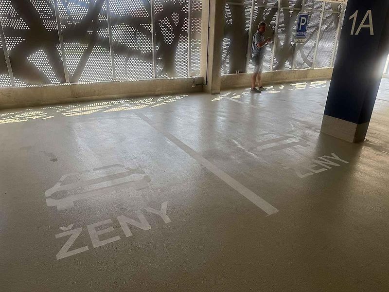 Přes šest set stání mají řidiči od úterý k dispozici v novém parkovacím domě a jeho blízkém okolí mezi brněnskými ulicemi Veveří, Bulínova a Šumavská.