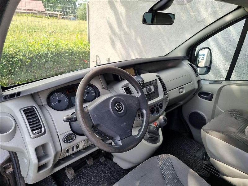 Opel Vivaro 2,5 DCi 8 Míst Webasto 2xKlima - fotka 11 z 31