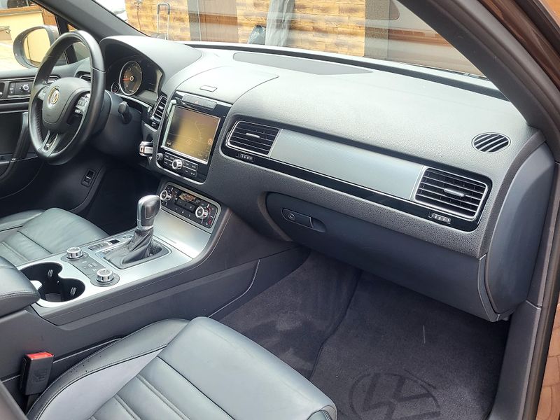 Volkswagen Touareg (2014) 4.2TDi V8 250KW*R-LINE*PANORAM - fotka 47 z 55