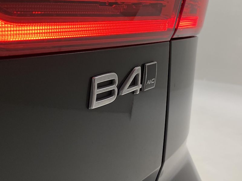 Volvo XC60 B4 AWD MOMENTUM REZERVACE - fotka 38 z 47