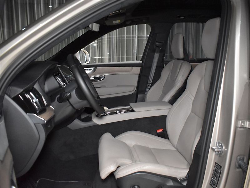 Volvo XC90 2,0 B5 AWD ULTRA Vzduch,Tažné - fotka 8 z 26