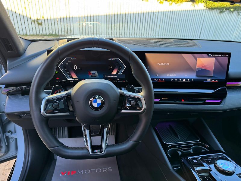 BMW Řada 5 540xD-M PRO-R20-PANO-H&K - fotka 16 z 35