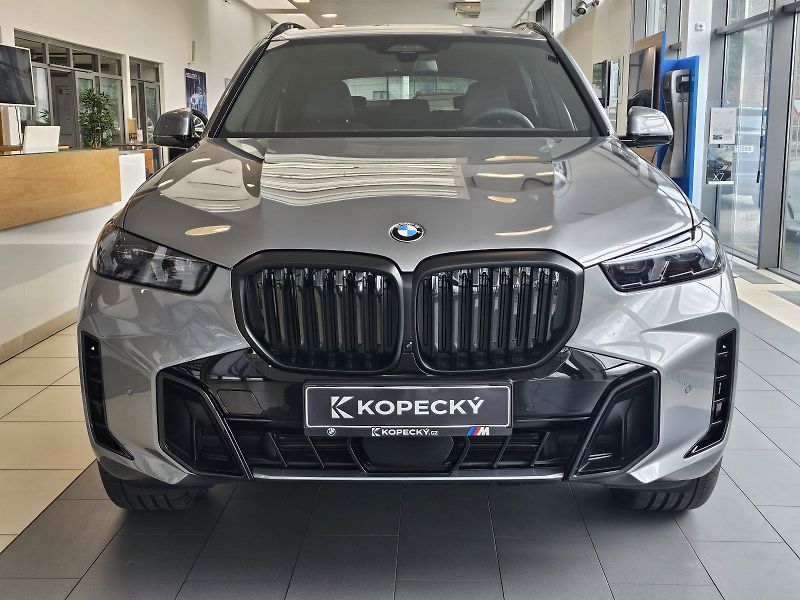 BMW X5 xDrive30d - fotka 2 z 38