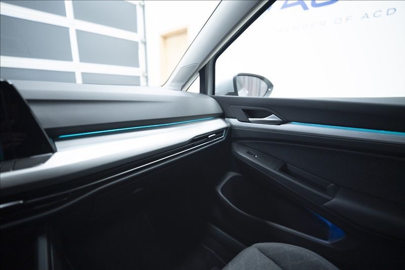 Volkswagen Golf 1,5 eTSI DSG KAMERA VÝHŘEV ČR - fotka 39 z 45