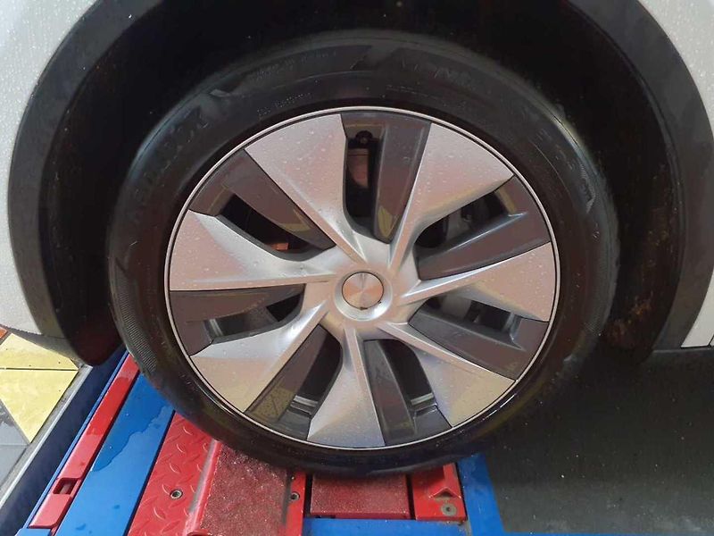 Tesla Model Y RWD 235kw 95,0 % - fotka 8 z 9