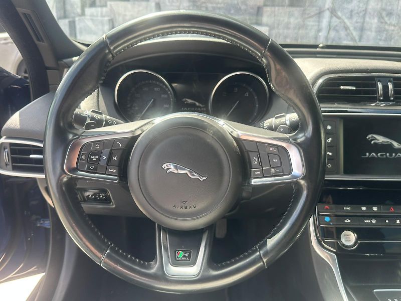 Jaguar XE (2016) 2.0D, 120KW, R SPORT - fotka 15 z 27