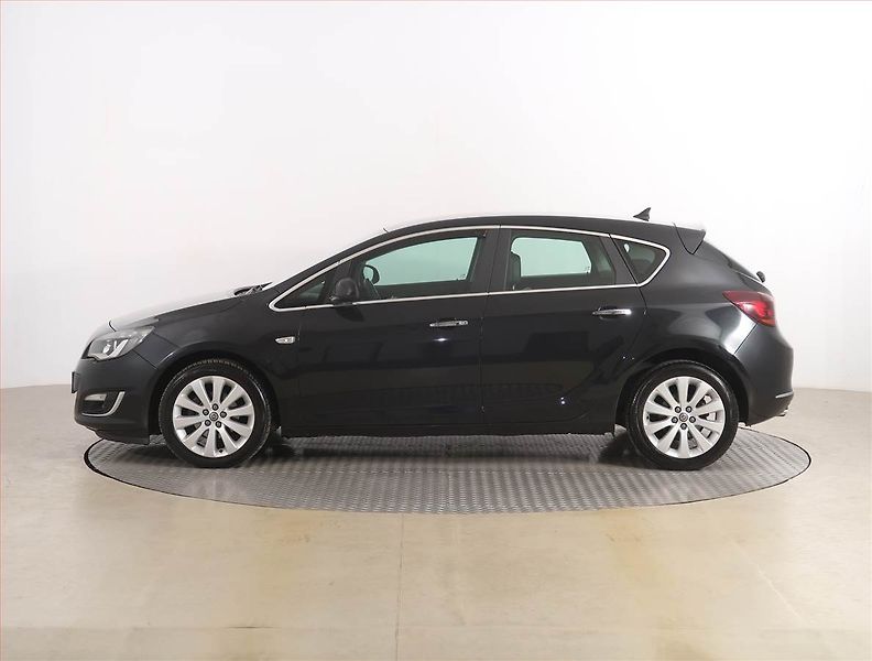 Opel Astra (2012) 1.4 T, Xenony, Tempomat - fotka 3 z 17