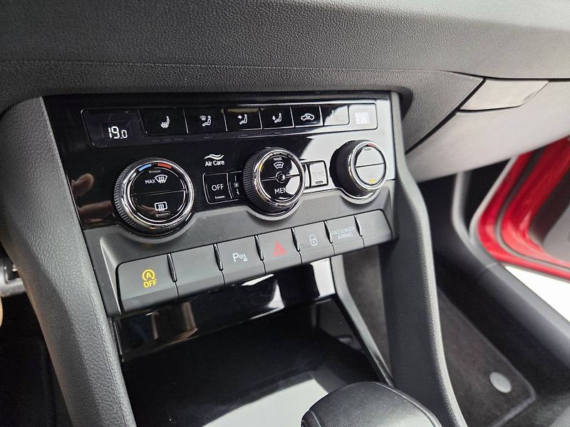 Škoda Karoq Sportline 1.5 TSI DSG tažné - fotka 31 z 45