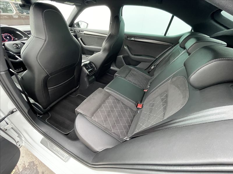 Škoda Superb 2,0 TDI DSG SportLine TAŽNÉ - fotka 17 z 23