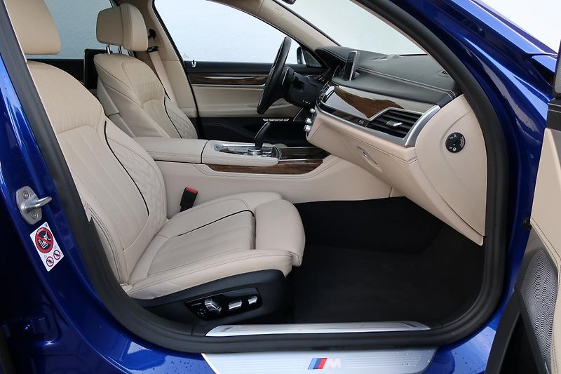 BMW Řada 7 750Li xDrive - fotka 10 z 18