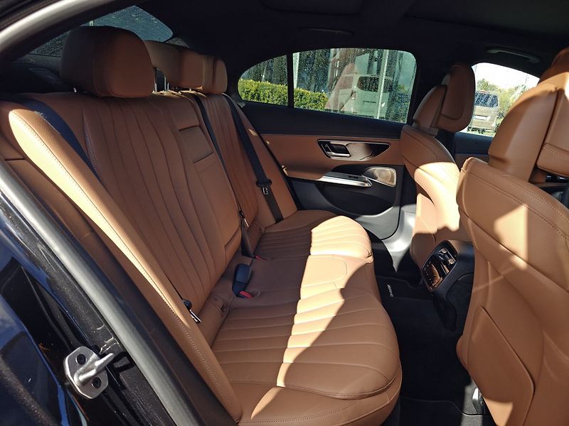 Mercedes-Benz Třídy E E 220 d AMG 4MATIC - fotka 16 z 22