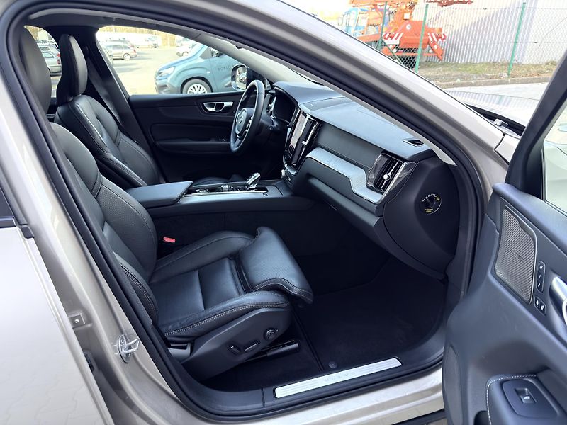 Volvo XC60 T8 AWD RECH.*ULTRA DARK + kola - fotka 25 z 62