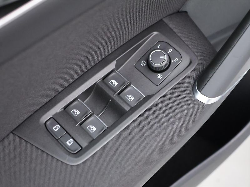 Volkswagen Touran 2,0 TDI DSG R-Line 1.Maj DPH - fotka 16 z 34