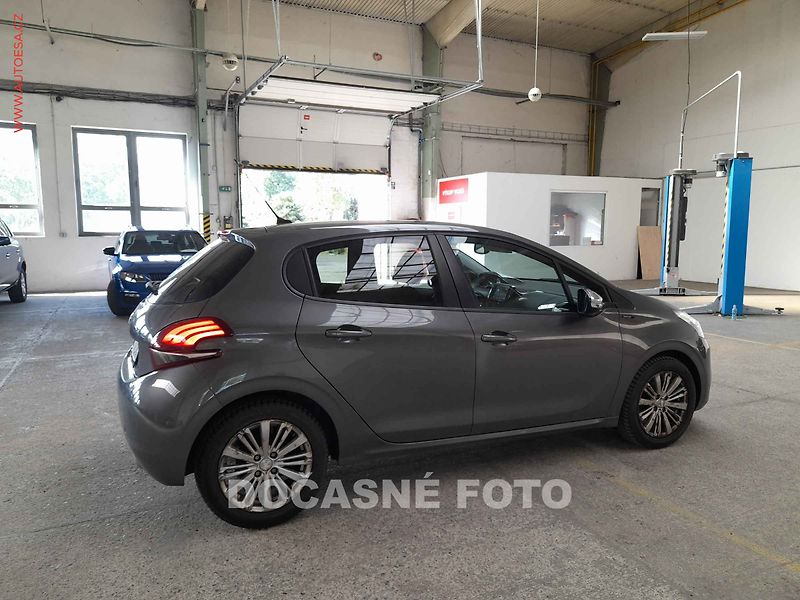 Peugeot 208 (2019) 1.2 PT - fotka 2 z 3