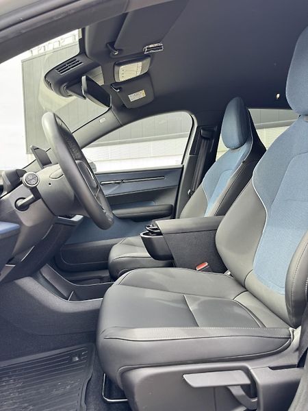 Volvo EX30 výbava PLUS 315kW bat 69kW - fotka 14 z 27