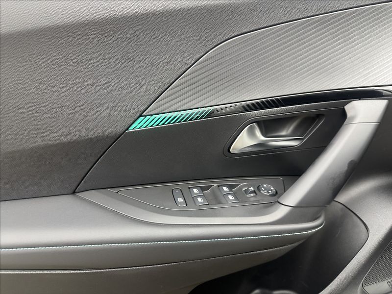 Peugeot 2008 1,2 DPH VÝHŘEV ALLURE+ 1MAJ ČR - fotka 29 z 42