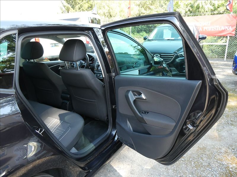 Volkswagen Polo 1,2 TSi 66kW serviska, 2x kola - fotka 27 z 50