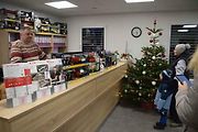 Světla, koledy a obří stroje. Rozsvícení vánočního kombajnu zahájilo advent v Jičíně