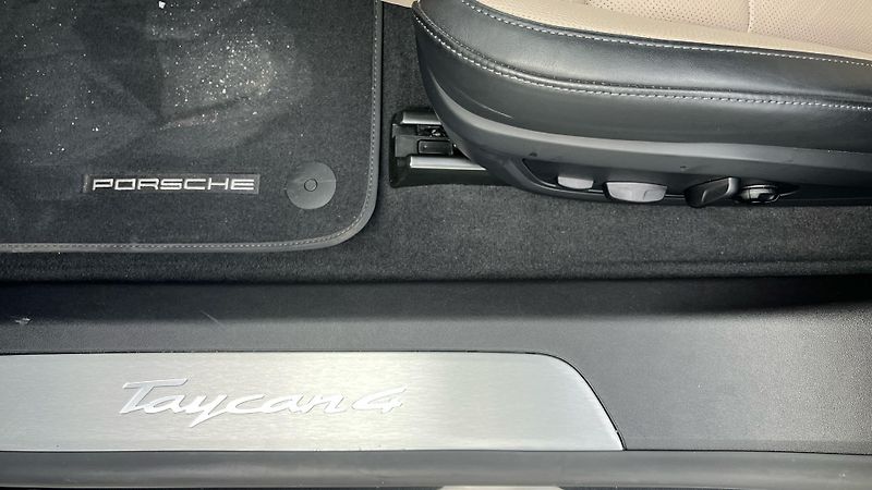 Porsche Taycan 4 Cross Turismo - fotka 19 z 30