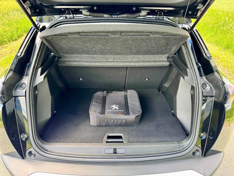 Peugeot 2008 (2021) 50kWh, SoH 90%, 360° Kamera - fotka 15 z 17