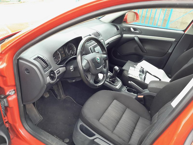 Škoda Octavia (2012) 1,2 TSI 77KW serviska 2x klíč - fotka 9 z 16