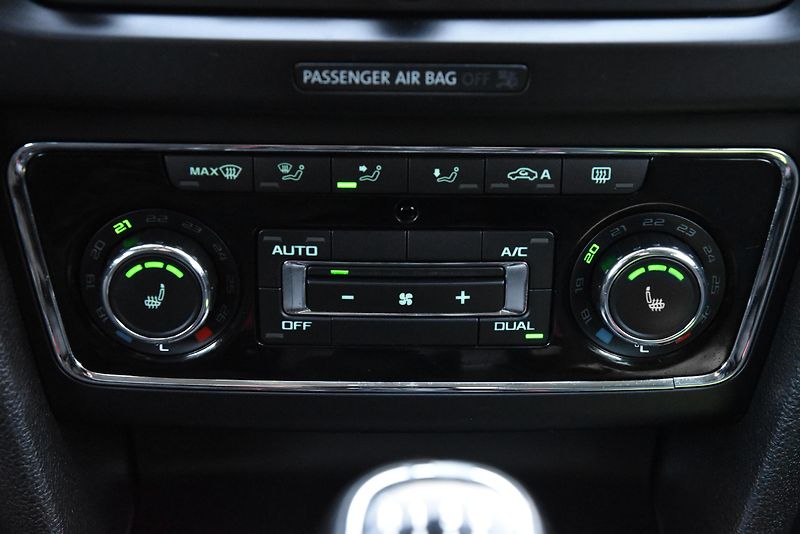 Škoda Superb 2.0 TDi CR,NAVI,VÝHŘEV,XENONY - fotka 26 z 45