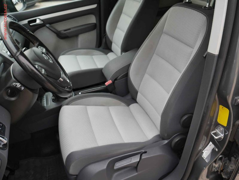 Volkswagen Touran (2015) 2.0TDi 7míst, Bixenon - fotka 9 z 16