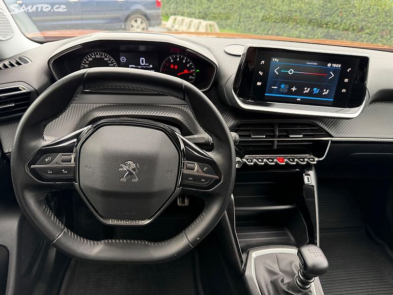 Peugeot 2008 1.2 PureTech 74 kW / tažné - fotka 14 z 21