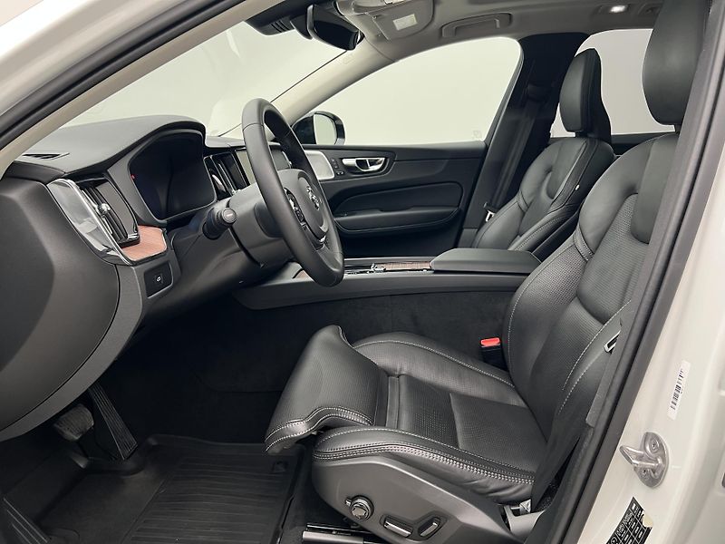 Volvo XC60 B5 AWD ULTIMATE DARK AUT  - fotka 3 z 47