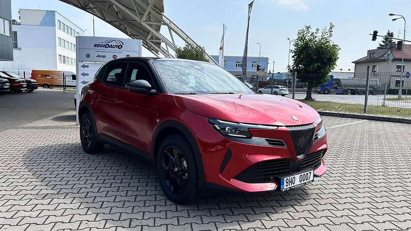 Alfa Romeo Junior 1.2T 145k Ibrida - fotka 2 z 14