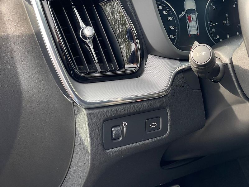 Volvo XC60 B4 AWD R-Design H&K, TZ - fotka 12 z 23
