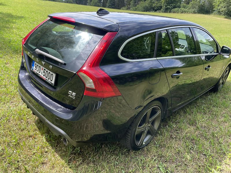 Volvo V60 (2011) Volvo V60 2,4 D5 AWD, R-Design - fotka 11 z 36