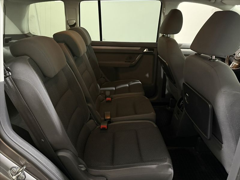 Volkswagen Touran 1,6   TDI 77KW VÝHŘEV TAŽNÉ - fotka 17 z 19