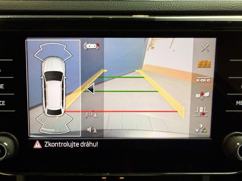 Škoda Superb 2.0 TDI 147kW 4x4 Style Combi - fotka 8 z 13