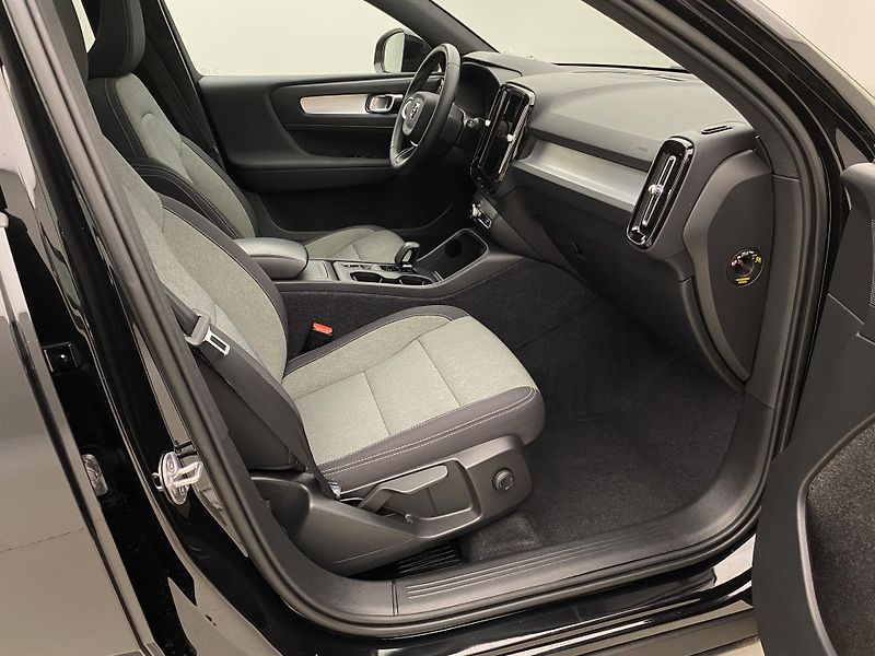 Volvo XC40 T2 MOMENTUM REZERVACE - fotka 23 z 44