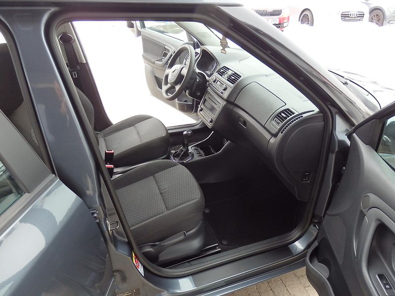 Škoda Fabia 1.2 TSI WEBASTO, DIGI. KLIMA - fotka 10 z 26
