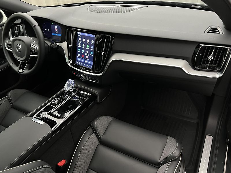 Volvo V60 T6 AWD DARK PLUS 1. maj. - fotka 23 z 49