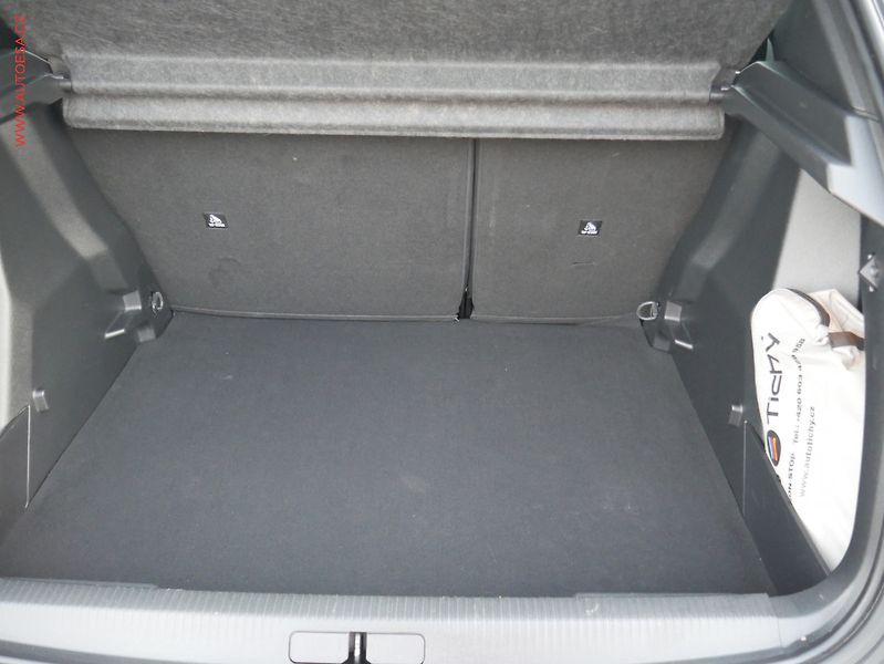 Peugeot 2008 (2020) 1.2 PT, 2.maj,ČR, AC, temp - fotka 7 z 17