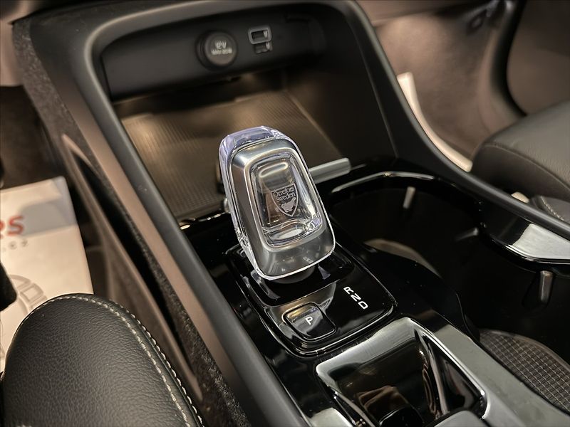 Volvo XC40 2,0   B4 AWD MOMENTUM DPH - fotka 18 z 35